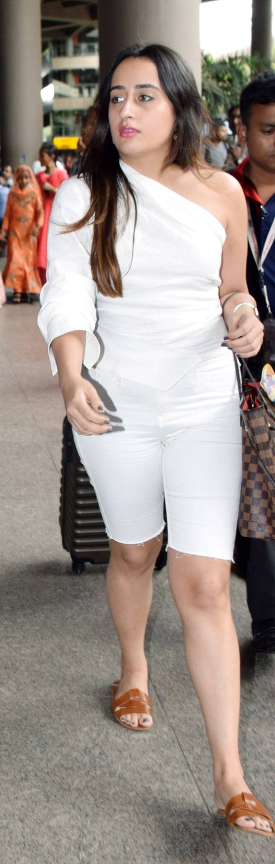 क्या गर्लफ्रेंड संग वैकेशन पर निकले वरुण धवन? दिखा एयरपोर्ट लुक