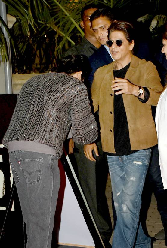 1 द‍िन के लिए लंदन वेकेशन से मुंबई आए शाहरुख खान, यूं बदले 3 लुक