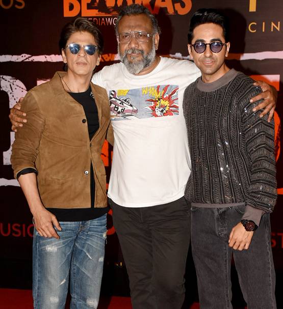 1 द‍िन के लिए लंदन वेकेशन से मुंबई आए शाहरुख खान, यूं बदले 3 लुक