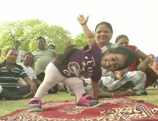 दुनिया की सबसे छोटी महिला ने किया योग, देखें वीडियो