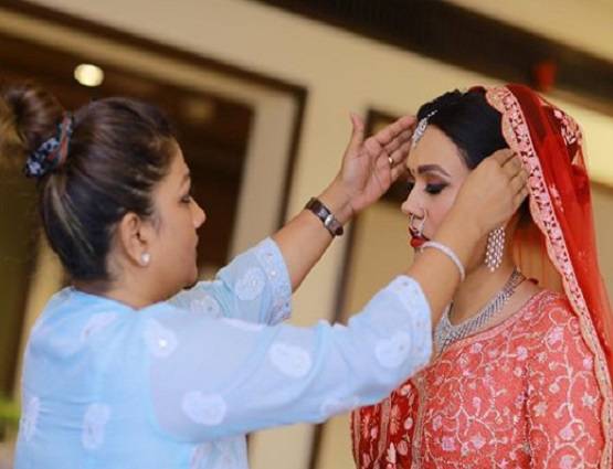 अंबानी फैमिली से लेकर नुसरत जहां तक, इनसे साड़ी बंधवाती हैं देश की बड़ी हस्तियां