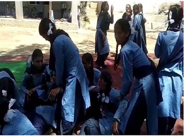 जब स्कूल में छात्राओं पर चढ़ा 'भूत', टीचर्स के उड़ गए होश