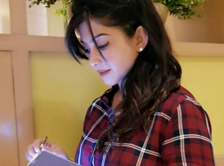 महिला पत्रकार की कार पर फायर‍िंग, लूट-दुश्मनी या फ‍िर कुछ और है वजह