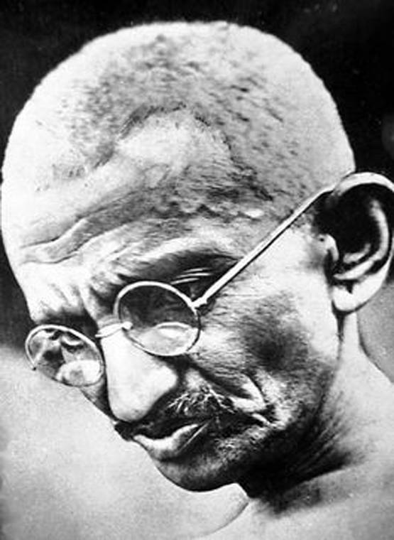 ट्रेन से धक्का देकर निकाले गए थे गांधी, फिर ऐसे बितानी पड़ी थी रात