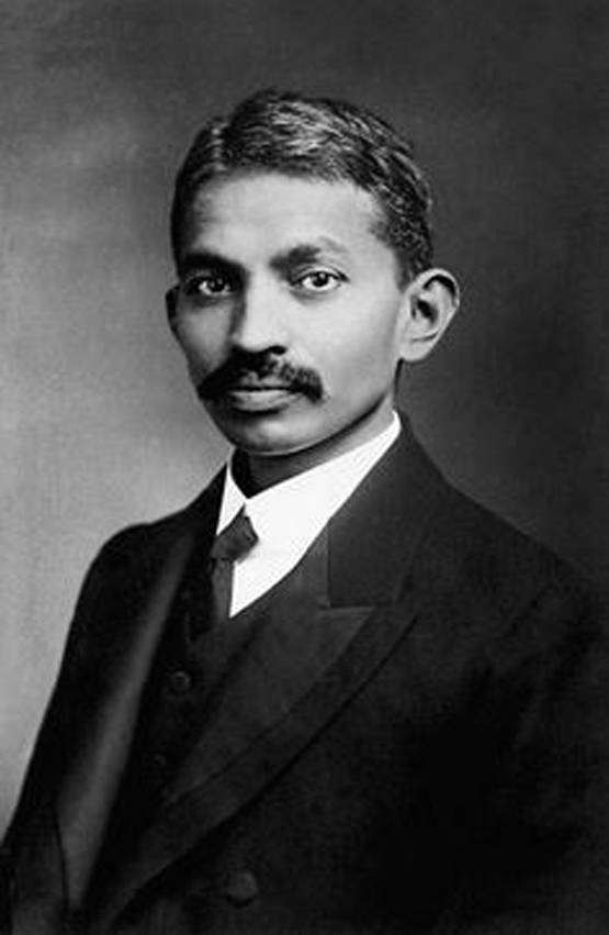 ट्रेन से धक्का देकर निकाले गए थे गांधी, फिर ऐसे बितानी पड़ी थी रात