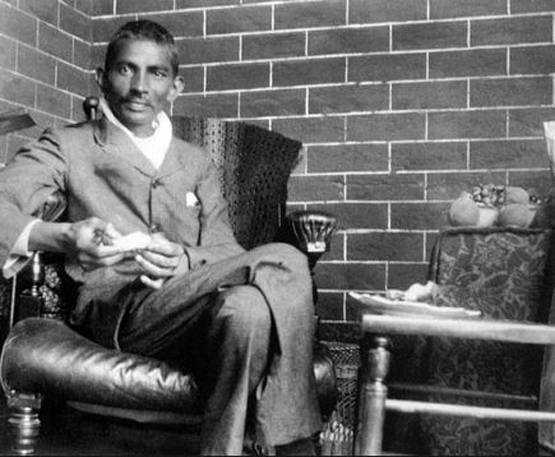 ट्रेन से धक्का देकर निकाले गए थे गांधी, फिर ऐसे बितानी पड़ी थी रात