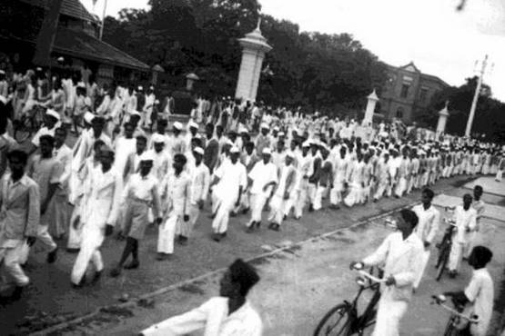 ट्रेन से धक्का देकर निकाले गए थे गांधी, फिर ऐसे बितानी पड़ी थी रात