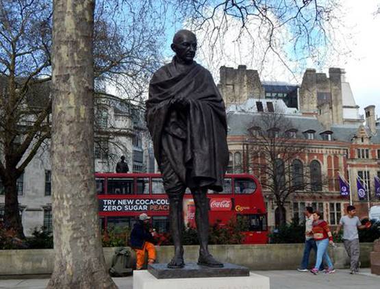 ट्रेन से धक्का देकर निकाले गए थे गांधी, फिर ऐसे बितानी पड़ी थी रात