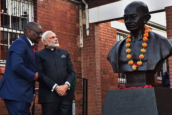 ट्रेन से धक्का देकर निकाले गए थे गांधी, फिर ऐसे बितानी पड़ी थी रात