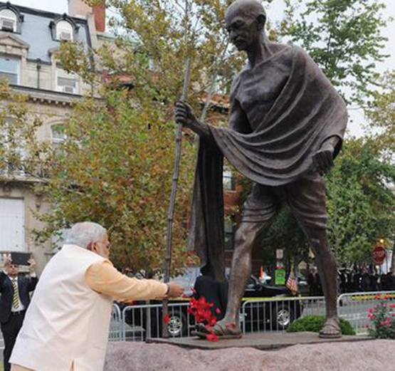 ट्रेन से धक्का देकर निकाले गए थे गांधी, फिर ऐसे बितानी पड़ी थी रात