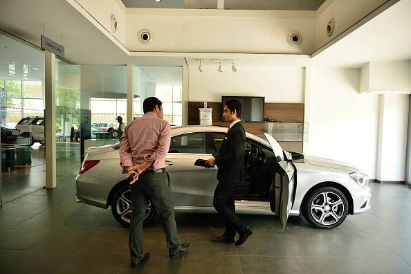 गाड़ियों की डिमांड घटी, ऑटो कंपनियों ने बंद किए अपने कई प्लांट