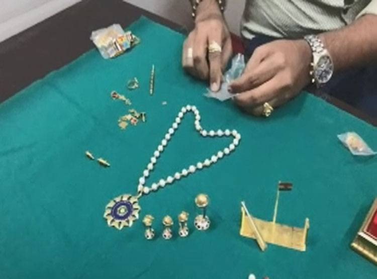 WC का खुमार: इस शख्स ने बना दिया सोने का बैट, सोने की बॉल