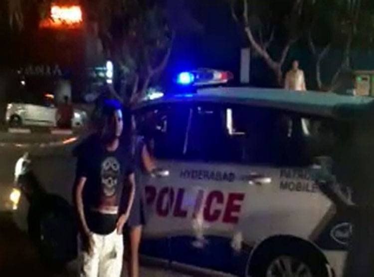 पब के बाहर नशे में लड़कियों का हंगामा, पुलिस के छूटे पसीने