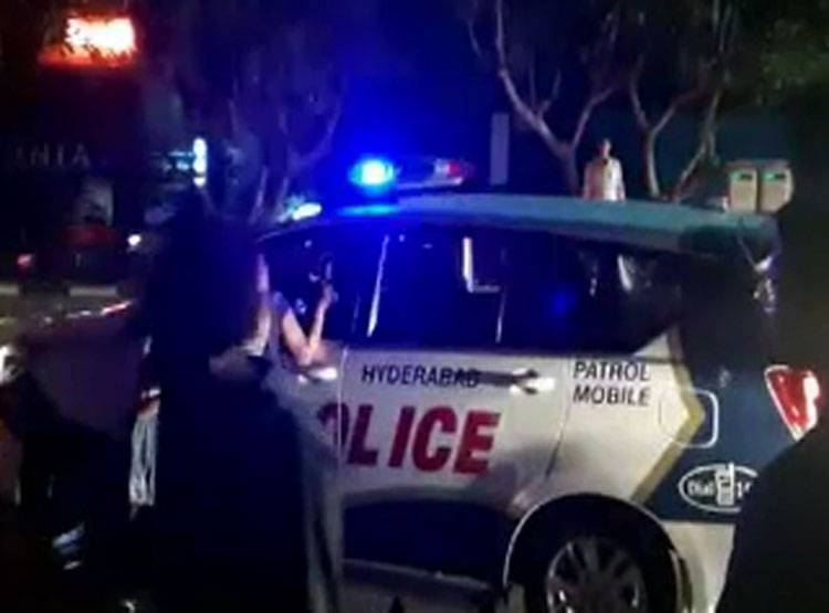 पब के बाहर नशे में लड़कियों का हंगामा, पुलिस के छूटे पसीने