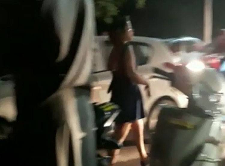 पब के बाहर नशे में लड़कियों का हंगामा, पुलिस के छूटे पसीने