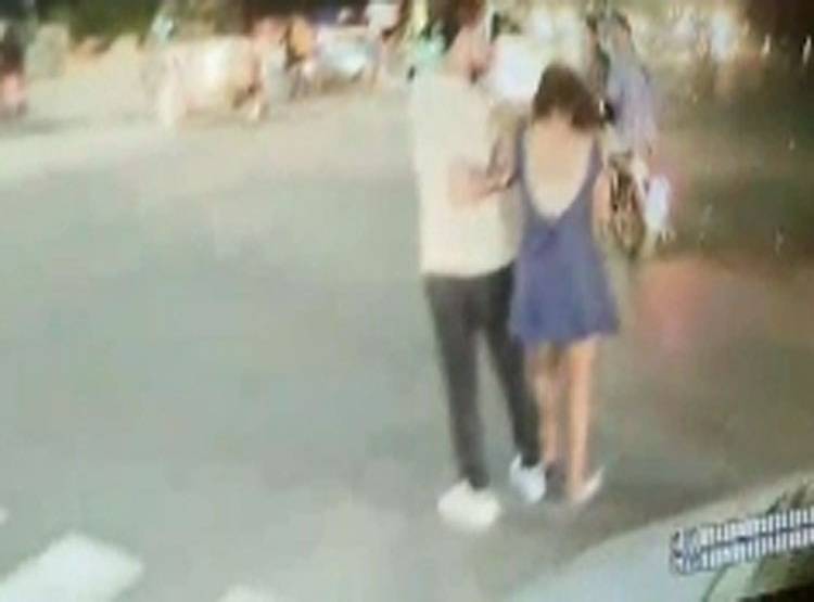 पब के बाहर नशे में लड़कियों का हंगामा, पुलिस के छूटे पसीने