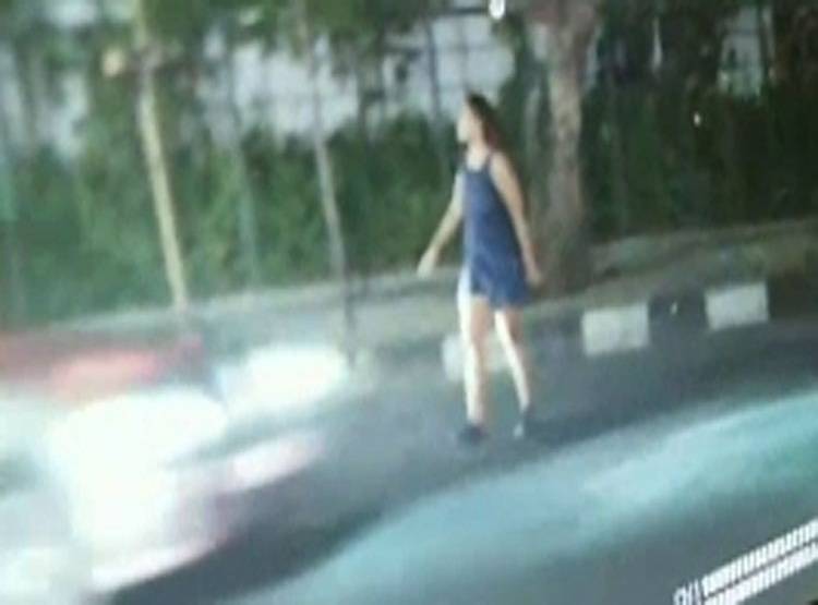 पब के बाहर नशे में लड़कियों का हंगामा, पुलिस के छूटे पसीने