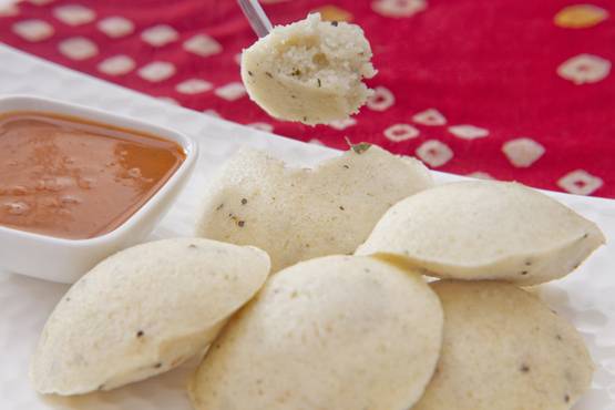 टॉयलेट से पानी लेकर बनाता था चटनी, इडली वाले का Video वायरल