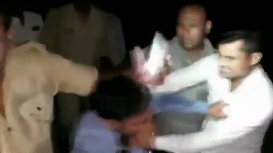 UP: GRP ने पत्रकार के कपड़े उतारे, पीटा, चेहरे पर पेशाब किया, वीडियो