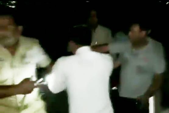 UP: GRP ने पत्रकार के कपड़े उतारे, पीटा, चेहरे पर पेशाब किया, वीडियो