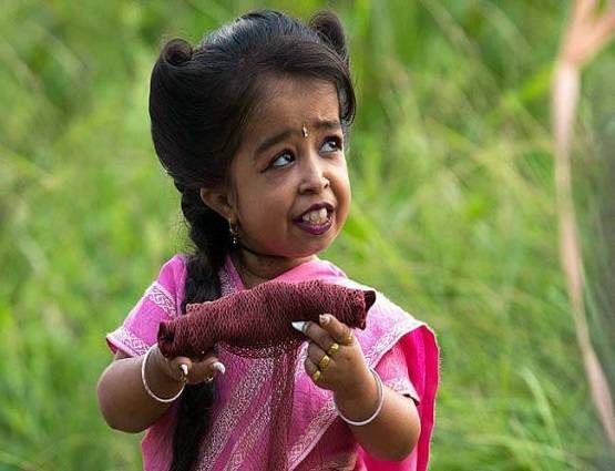 दुनिया की सबसे छोटी महिला ने किया योग, देखें वीडियो