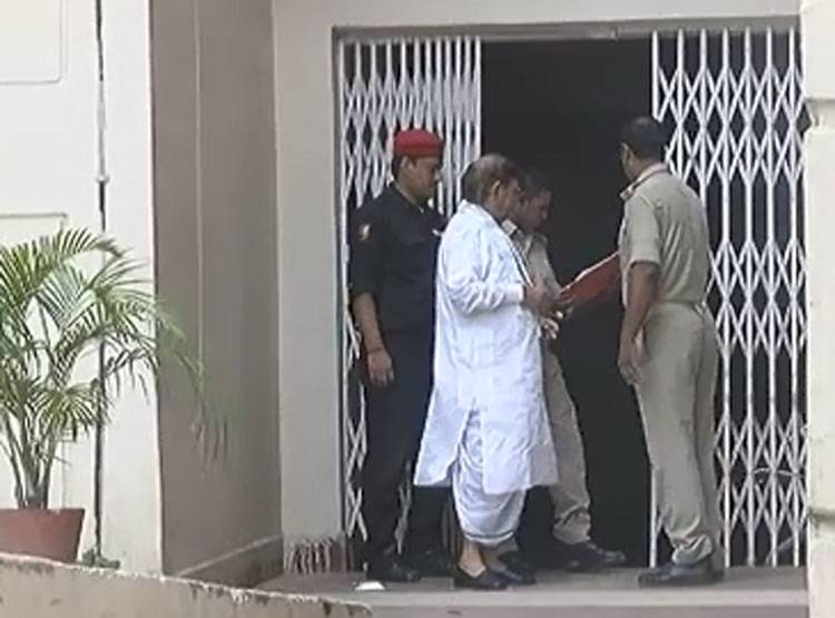 अस्पताल में लालू ने फिर मांगा आम, डॉक्टर ने कहा- जामुन खाइए