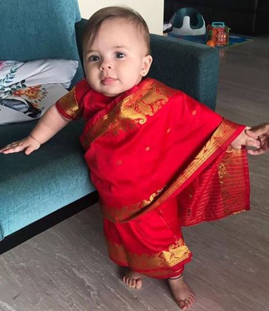 साड़ी पहने बेहद क्यूट लग रहीं लीजा रे की 1 साल की जुड़वा बेटियां, PHOTOS