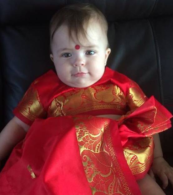 साड़ी पहने बेहद क्यूट लग रहीं लीजा रे की 1 साल की जुड़वा बेटियां, PHOTOS