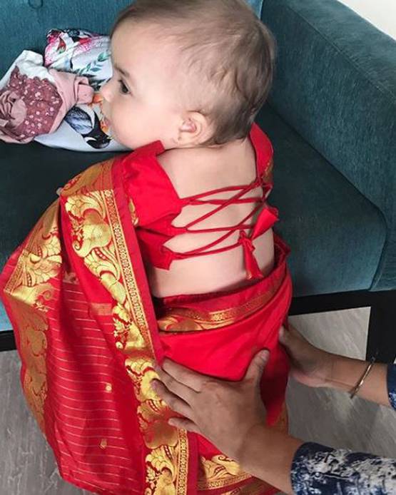 साड़ी पहने बेहद क्यूट लग रहीं लीजा रे की 1 साल की जुड़वा बेटियां, PHOTOS