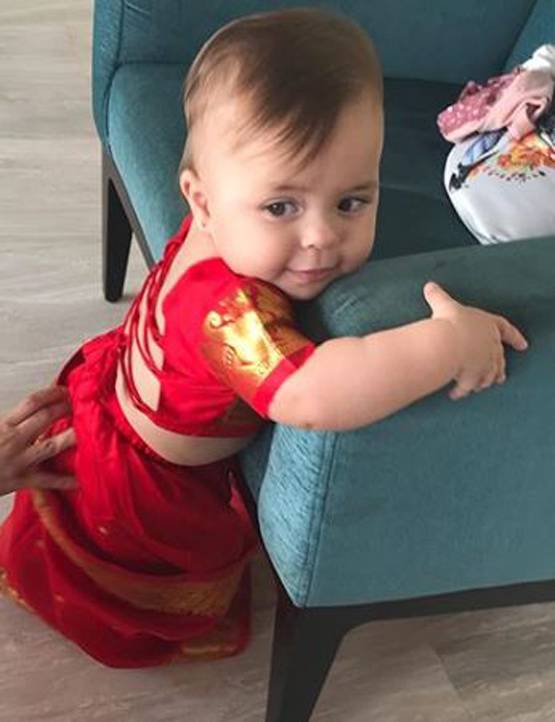 साड़ी पहने बेहद क्यूट लग रहीं लीजा रे की 1 साल की जुड़वा बेटियां, PHOTOS