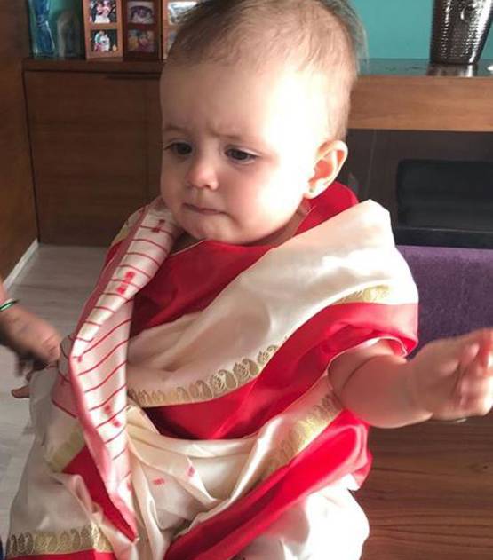 साड़ी पहने बेहद क्यूट लग रहीं लीजा रे की 1 साल की जुड़वा बेटियां, PHOTOS