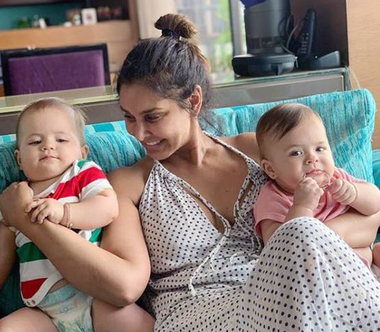 साड़ी पहने बेहद क्यूट लग रहीं लीजा रे की 1 साल की जुड़वा बेटियां, PHOTOS