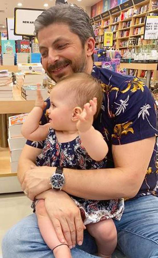 साड़ी पहने बेहद क्यूट लग रहीं लीजा रे की 1 साल की जुड़वा बेटियां, PHOTOS