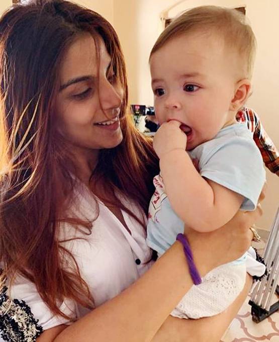 साड़ी पहने बेहद क्यूट लग रहीं लीजा रे की 1 साल की जुड़वा बेटियां, PHOTOS