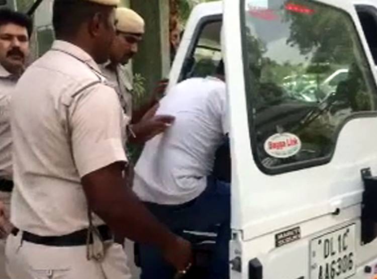 देवर को वश में करने के लिए अपना खून प‍िलाकर टोटका करती थी भाभी