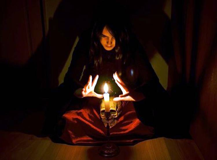 देवर को वश में करने के लिए अपना खून प‍िलाकर टोटका करती थी भाभी