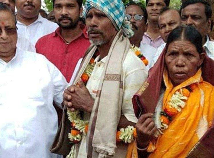 मुसीबत बना पद्मश्री, बकरी के बाड़े में टांगा, चींटी के अंडे खाकर गुजारा