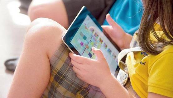 मोबाइल फोन चलाने वाले युवाओं के सिर पर निकल रहे सींग, ये है रिसर्च