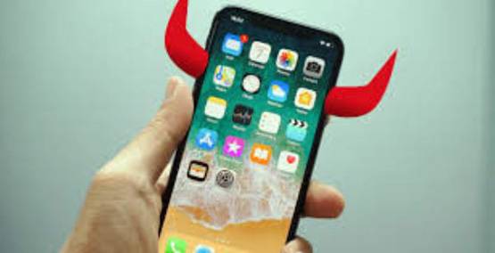 मोबाइल फोन चलाने वाले युवाओं के सिर पर निकल रहे सींग, ये है रिसर्च