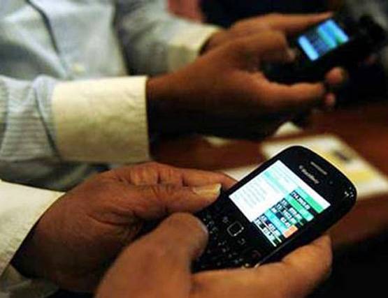 मोबाइल फोन चलाने वाले युवाओं के सिर पर निकल रहे सींग, ये है रिसर्च