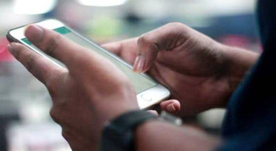 मोबाइल फोन चलाने वाले युवाओं के सिर पर निकल रहे सींग, ये है रिसर्च