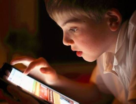 मोबाइल फोन चलाने वाले युवाओं के सिर पर निकल रहे सींग, ये है रिसर्च