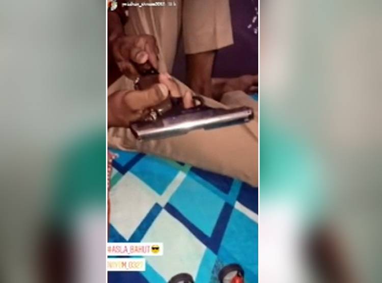 कोच‍िंग सेंटर में तमंचे की क्लास, प‍िस्टल चलाने की ट्रेन‍िंग, Video वायरल