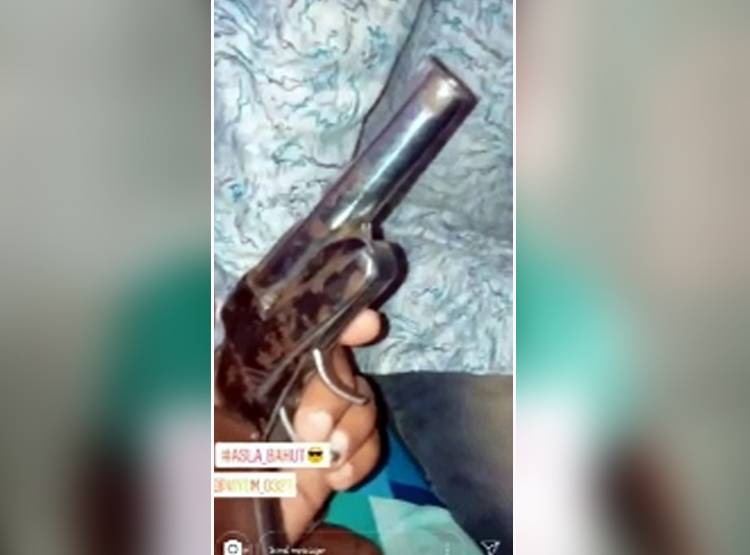 कोच‍िंग सेंटर में तमंचे की क्लास, प‍िस्टल चलाने की ट्रेन‍िंग, Video वायरल