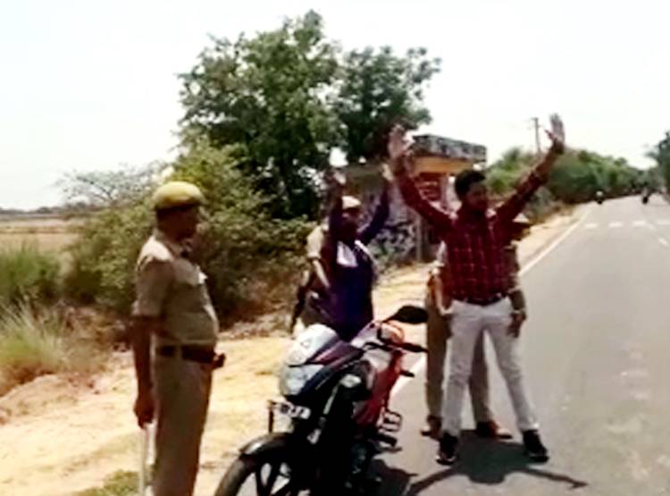 चेक‍िंग के नाम पर पुल‍िस की दबंगई, कहा- हाथ ऊपर करो, नहीं तो चलेगी गोली