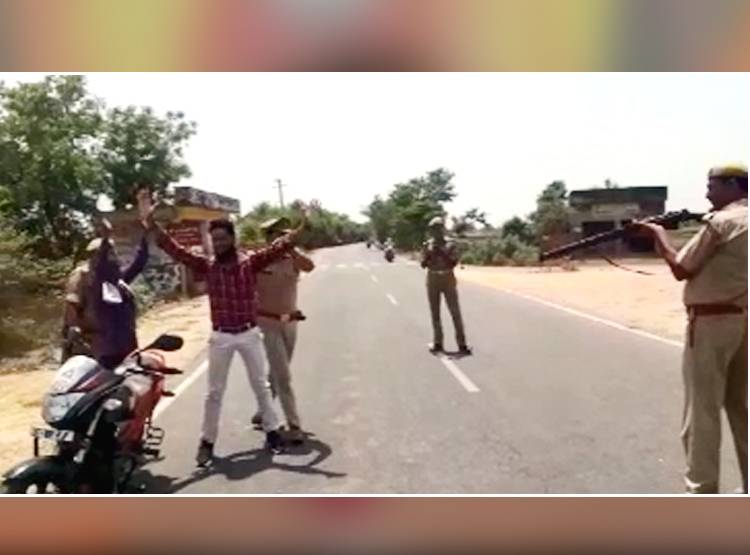 चेक‍िंग के नाम पर पुल‍िस की दबंगई, कहा- हाथ ऊपर करो, नहीं तो चलेगी गोली