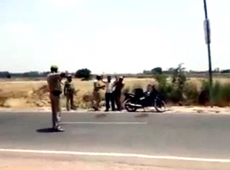 चेक‍िंग के नाम पर पुल‍िस की दबंगई, कहा- हाथ ऊपर करो, नहीं तो चलेगी गोली