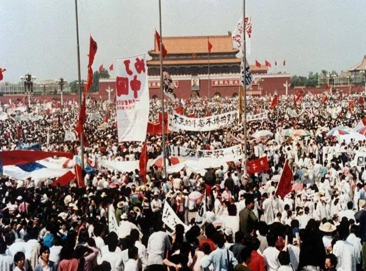 रात में टैंक से कुचले थे हजारों लोग, आज भी ये नरसंहार छिपाता है चीन