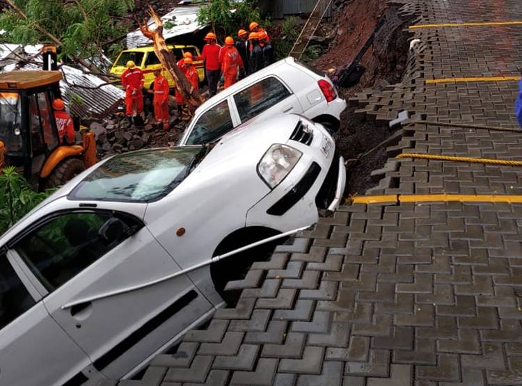 Pics: तबाही बनी बारिश, सोते लोगों पर दीवार गिरने से 15 मौत