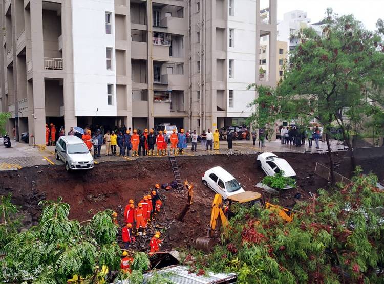 Pics: तबाही बनी बारिश, सोते लोगों पर दीवार गिरने से 15 मौत